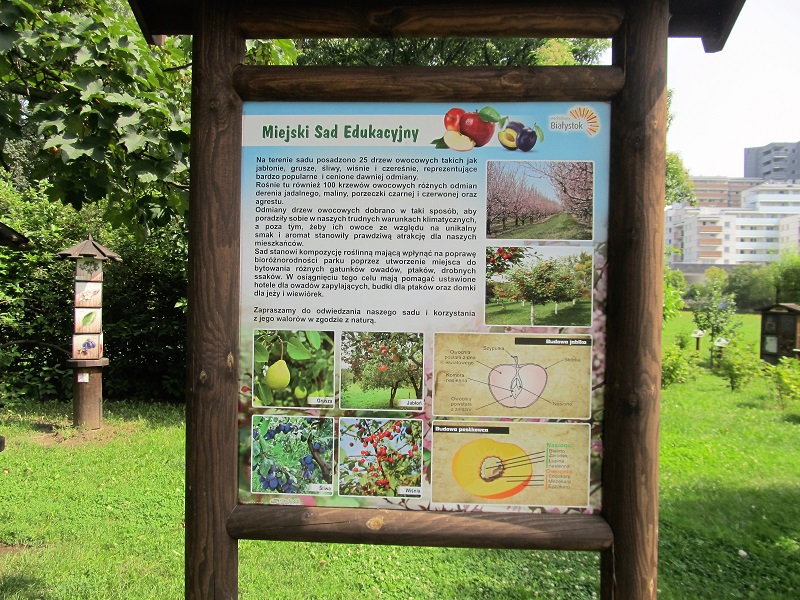 Tablica informująca o drzewach owocowych