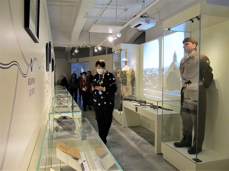 Zwiedzamy ekspozycję poświęconą żołnierzom Armii Andersa.