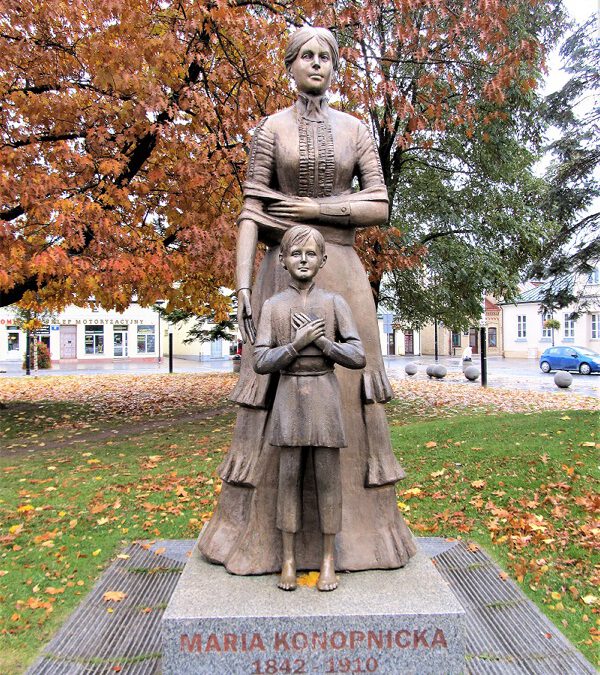 Pomnik Marii Konopnickiej z małym chłopcem na placu jej imienia