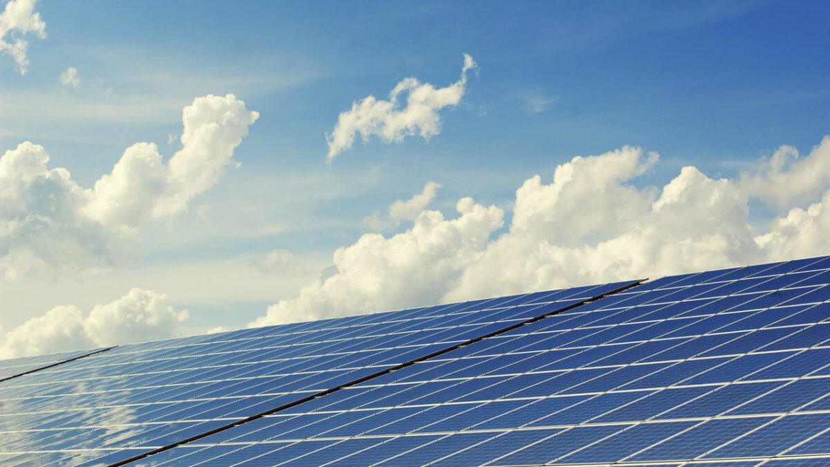 Czy warto zdecydować się na panele słoneczne – jakie mają zalety?