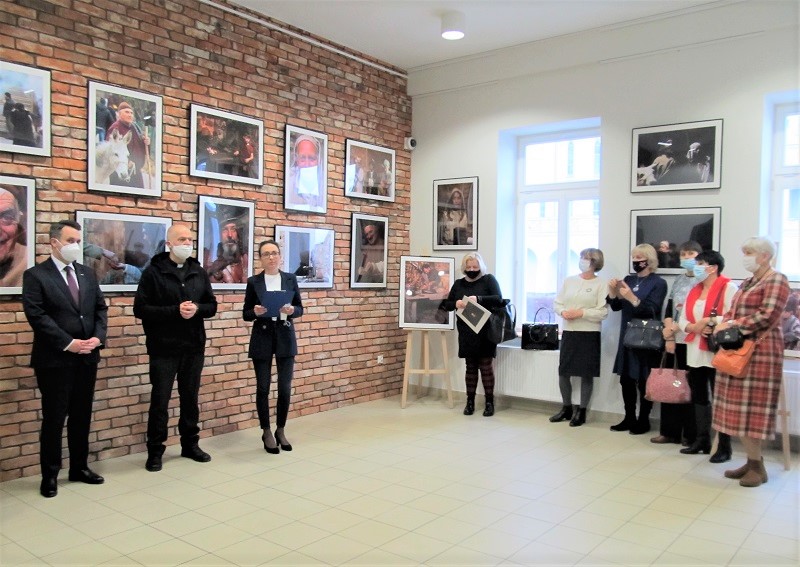  Autor zdjęć z wiceprezydentem Białegostoku i Dyrektorką CAS otwierają wystawę