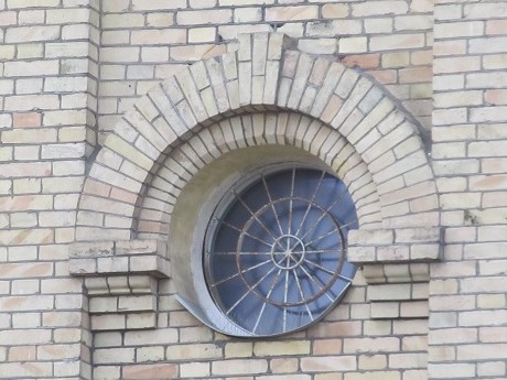 .Oryginalne okrągłe okno w budynku Aresztu Śledczego 1