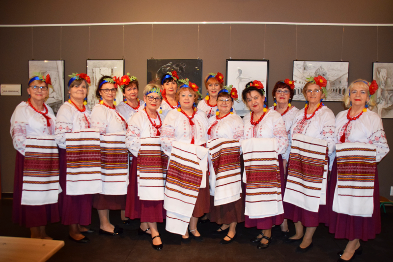 3. grupa kobiet w ludowych strojach z ukraińskimi obrzędowymi ręcznikami i symbolicznymi kwiatami we włosach 
