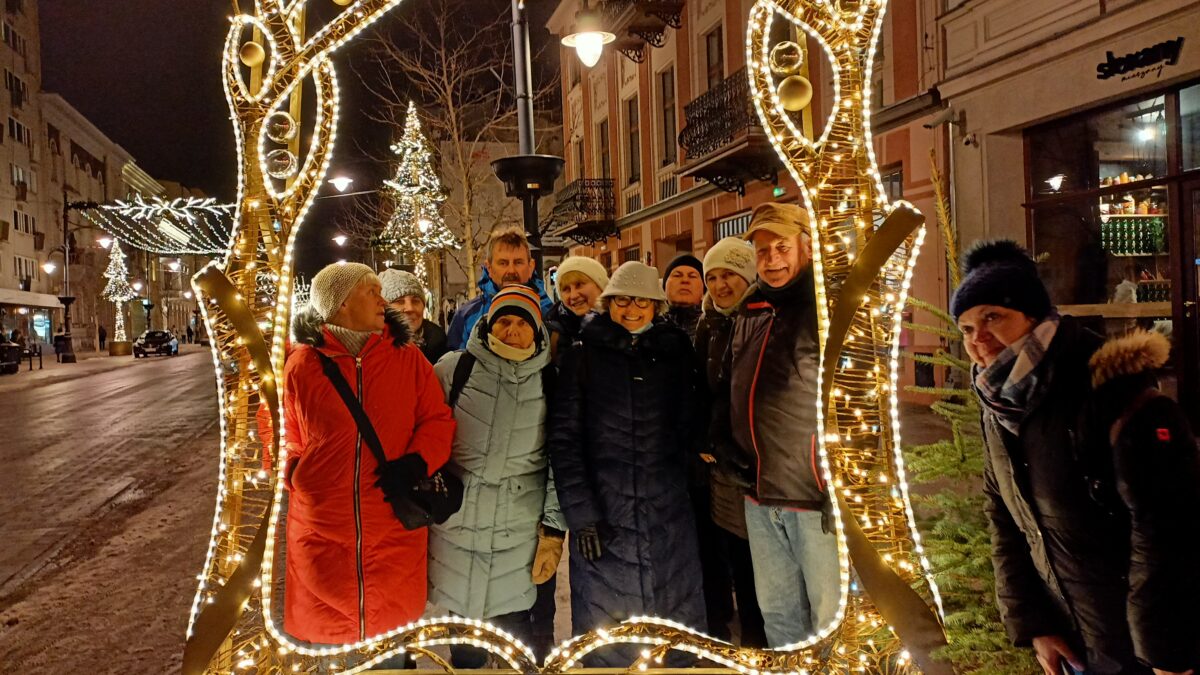 Uczestnicy wyprawy w oświetlonej ramce na ul. Piotrkowskiej