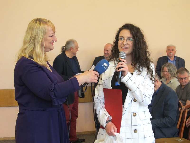 8. Stoją dwie kobiety. Z lewej Dorota Sokołowska, dziennikarka . Z prawej laureatka I miejsca Luiza Lubowicka udziela wywiadu.