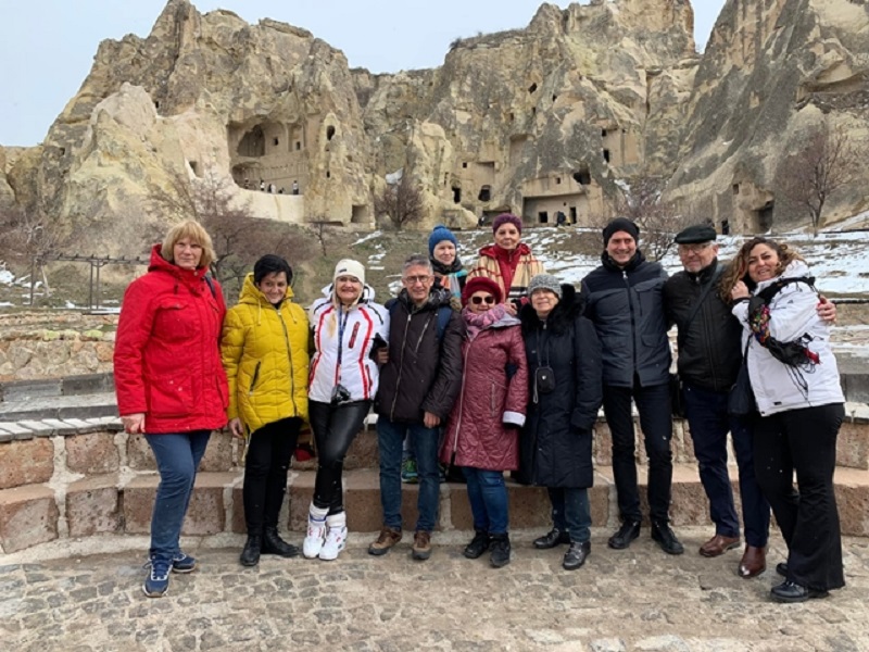 Uczestnicy programu na tle gór w Kapadocji