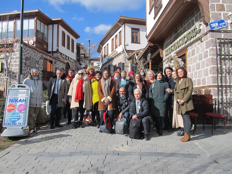 Uczestnicy programu na ulicy starego miasta w Ankarze