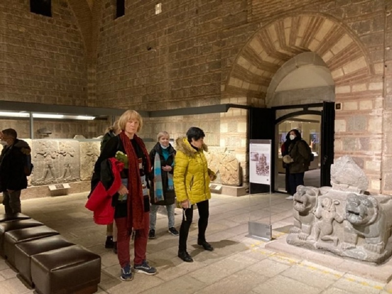 Uczestniczki programu zwiedzają muzeum w Ankarze