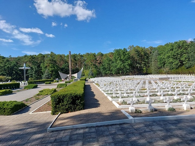 Siekierki-cmentarz wojenny z 1945 r, miejsce pochówku około 4000 żołnierzy polskich