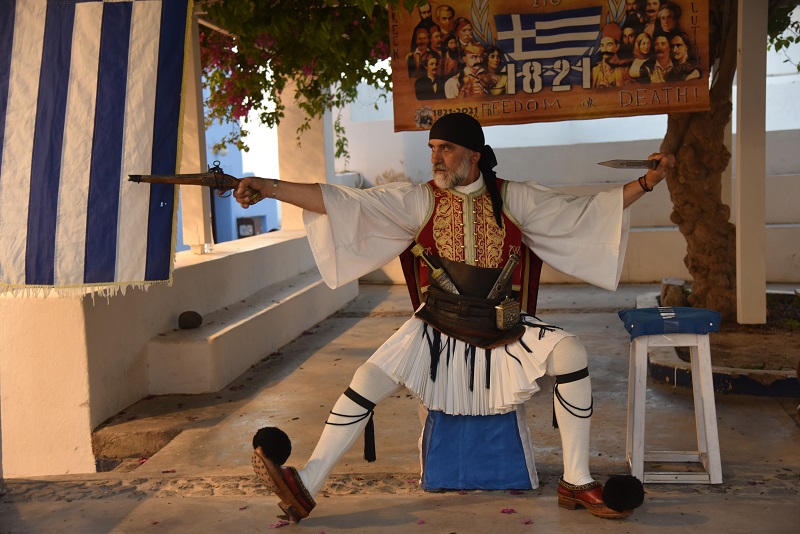 Pozujący w stroju greckiego wojownika z czasów niewoli tureckiej