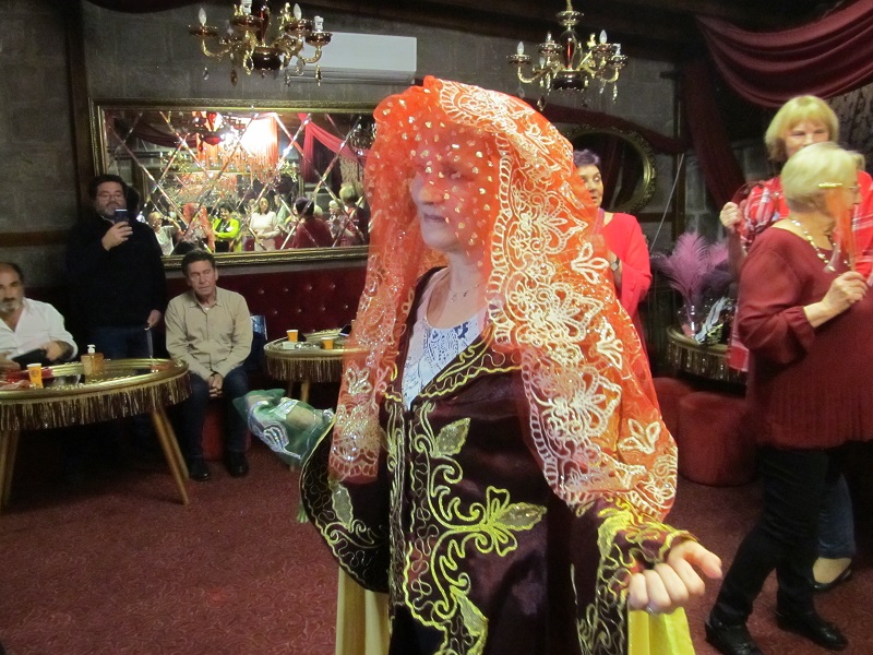 Wieczór panieński w Ankarze. Panna młoda w strojnej haftowanej sukni i czerwonym welonie na głowie
