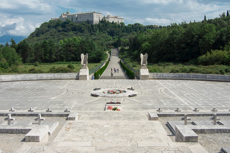 Cmentarz na Monte Cassino. Fot. Travelitalia