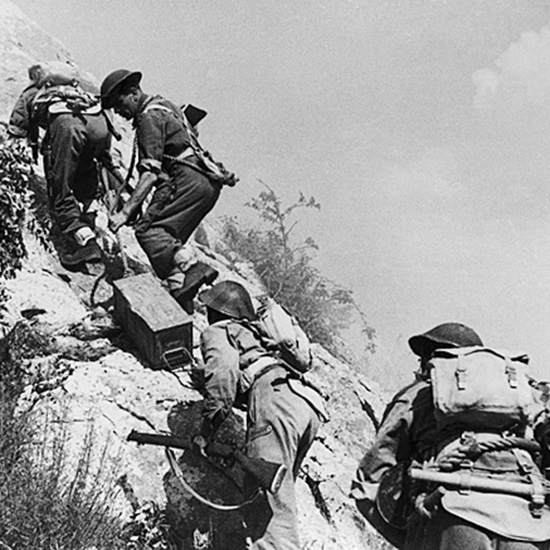 Żołnierze wspinający się po skałach. Fot. Domena publiczna