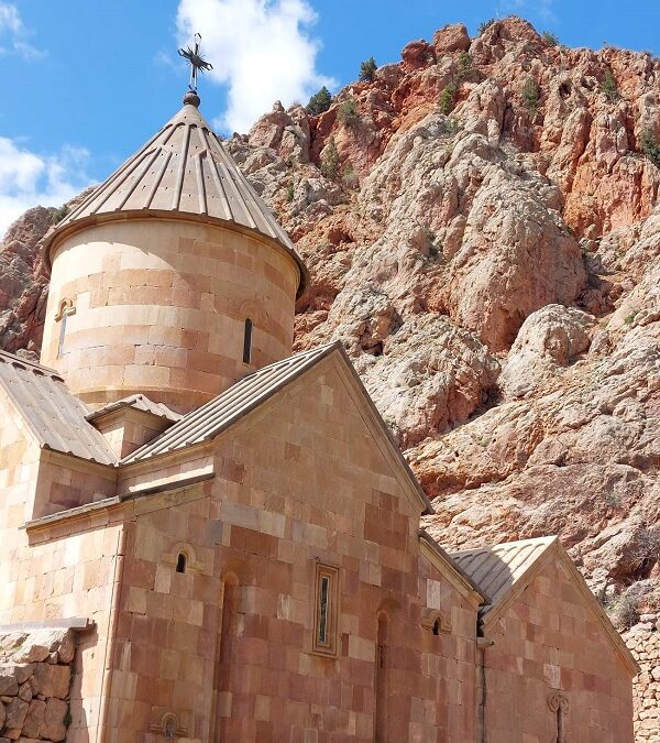 Monastyr Noravank z XIII wieku-najpiękniej położony w górach zabytek sakralny.