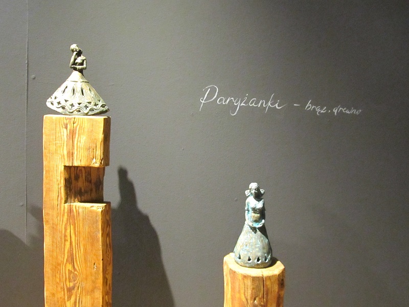 Paryżanki - dwie rzeźbione figurki kobiet w strojnych sukienkach.